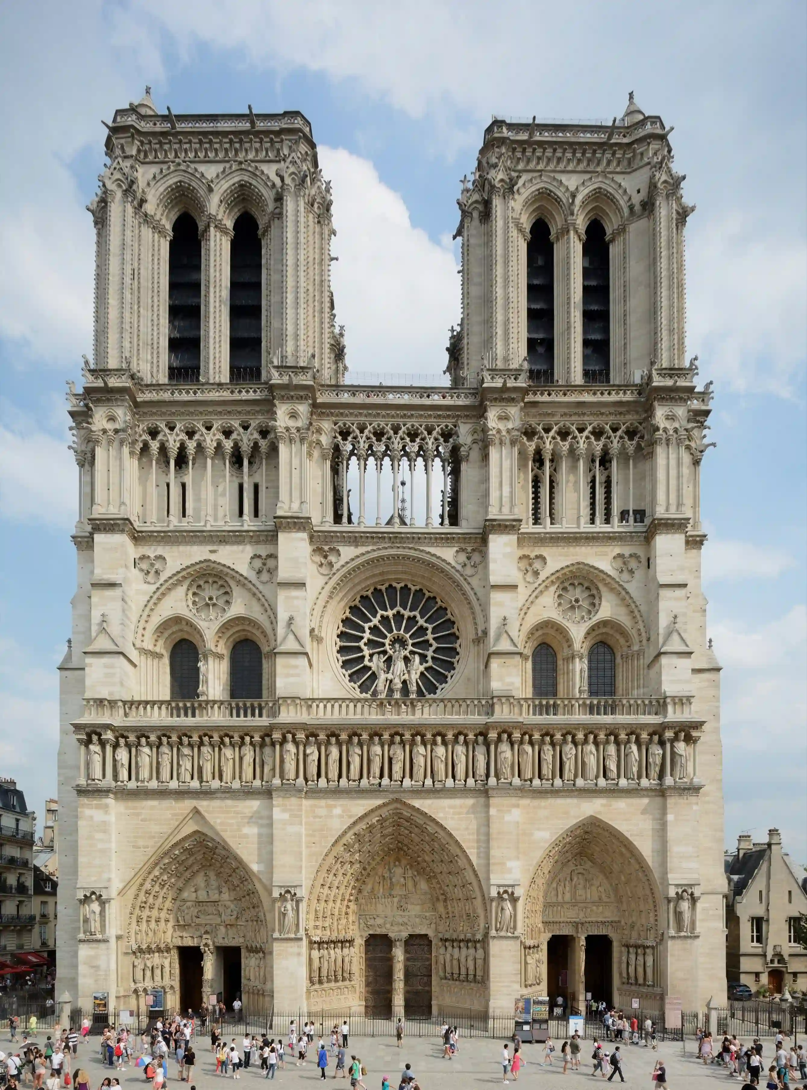 Die Westfassade und die beiden Türme von Notre-Dame de Paris, wo die Audiotour beginnt
