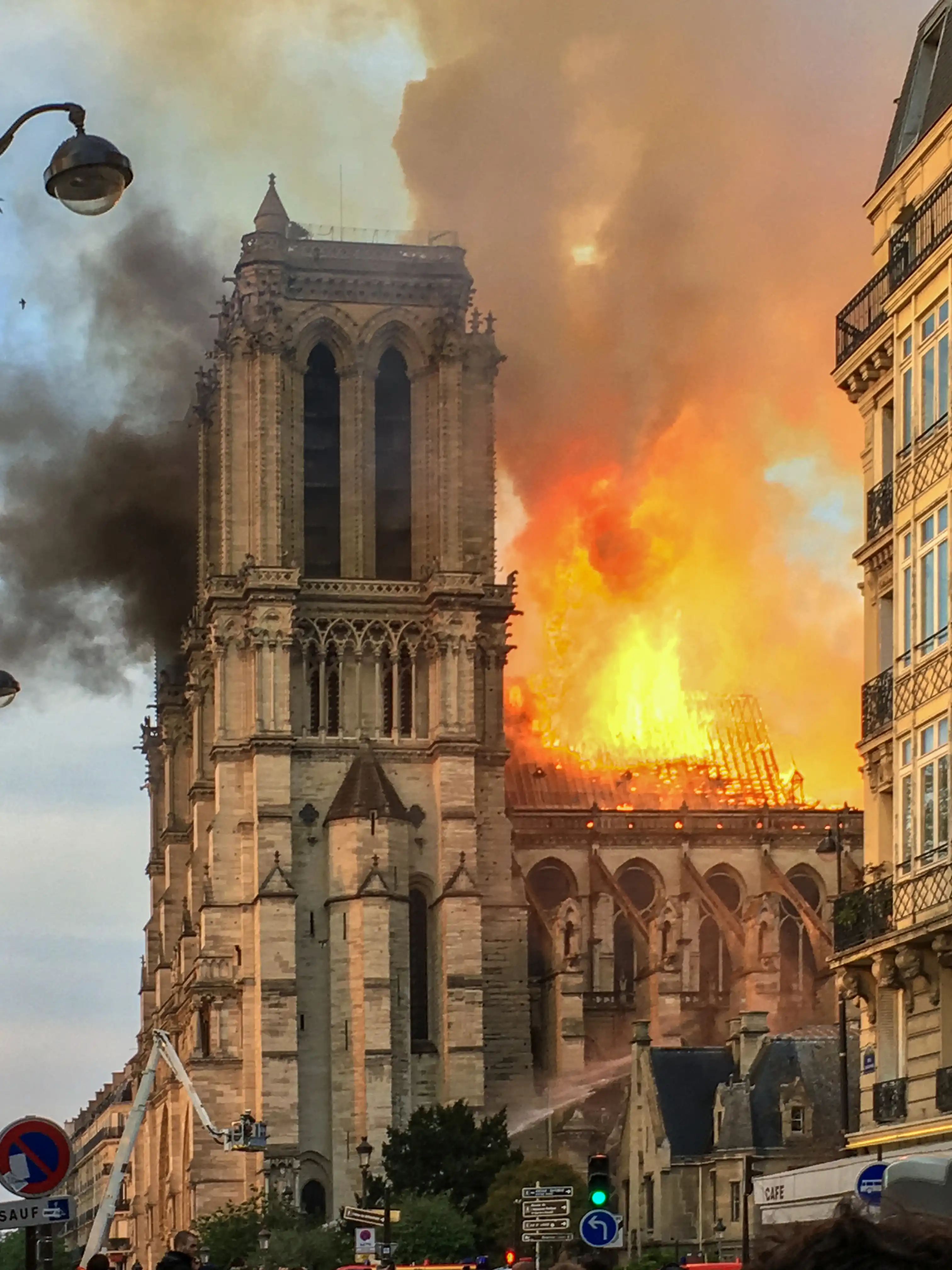 Der restaurierte Vierungsturm und das Dach von Notre-Dame de Paris nach dem Brand von 2019