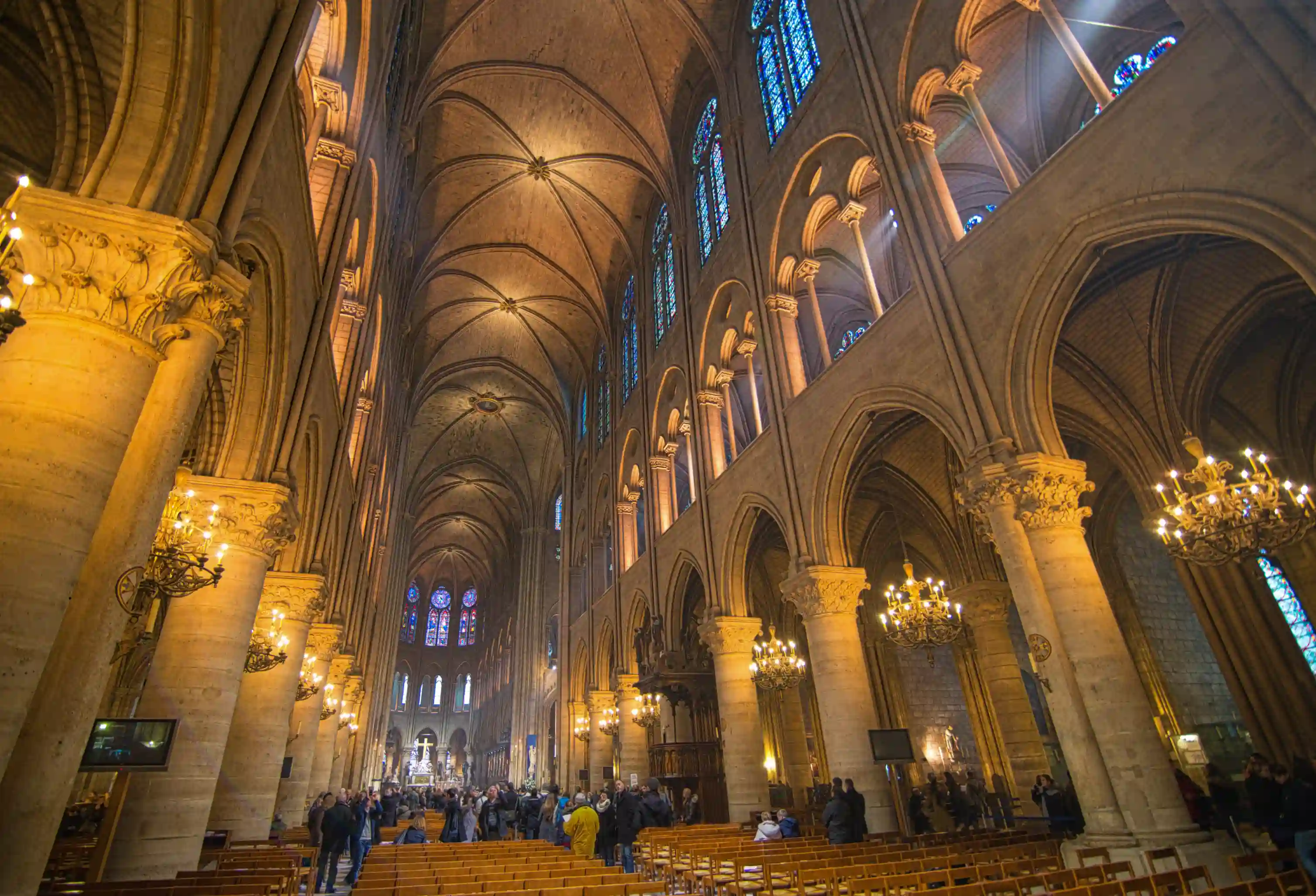 Das Mittelschiff im Inneren von Notre-Dame de Paris